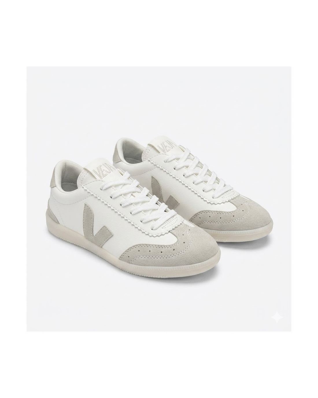 Tenis Urban Classic Beige Gris, fondo blanco