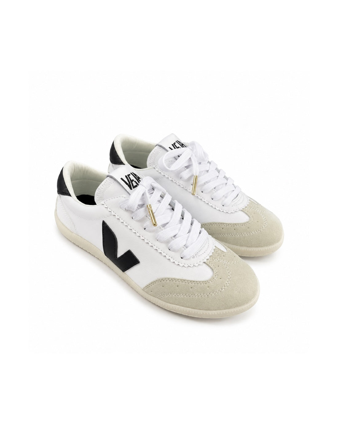 Tenis Urban Classic Blanco Negro, fondo blanco