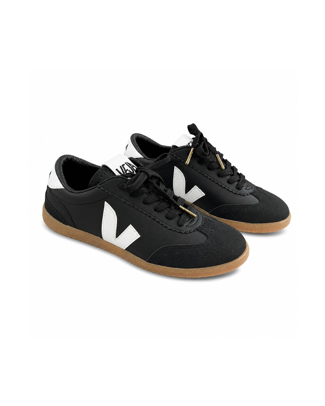 Tenis Urban Classic Negro Blanco, fondo blanco